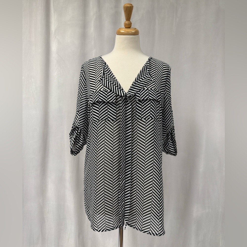 Reitmans Classic Black & White Chevron V-Neck Women's Blouse Size S